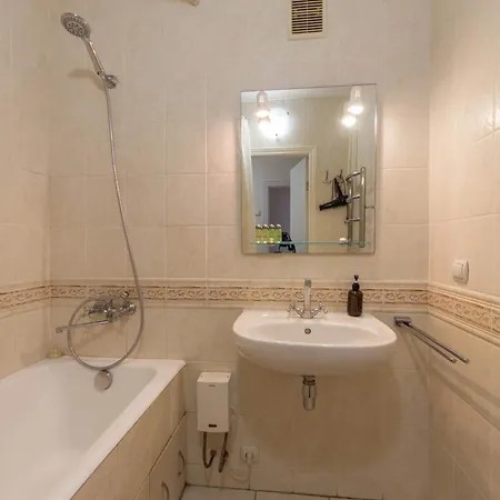 Apartment 2-кімнатна з балконом та видом на трц гулівер Kyiv