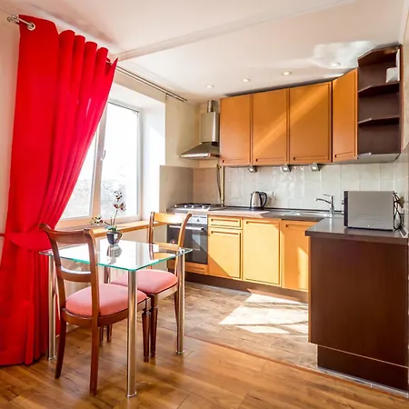 2-кімнатна з балконом та видом на трц гулівер Apartment *